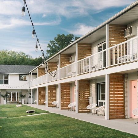 The June Motel, Prince Edward County 皮克顿 外观 照片