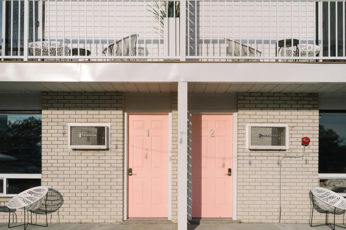 The June Motel, Prince Edward County 皮克顿 外观 照片