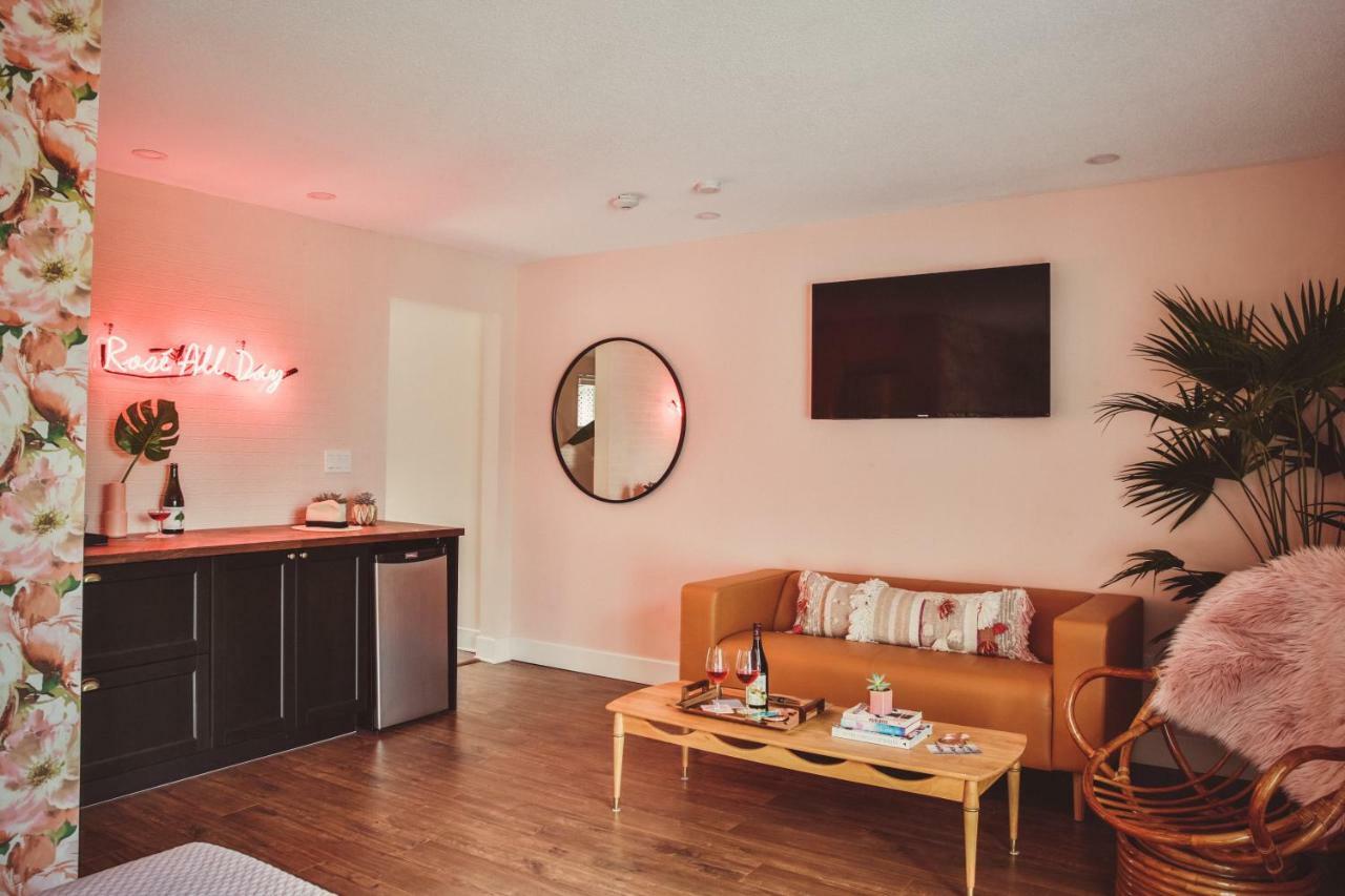 The June Motel, Prince Edward County 皮克顿 外观 照片