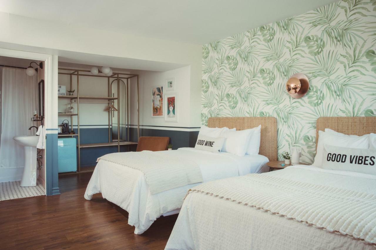 The June Motel, Prince Edward County 皮克顿 外观 照片